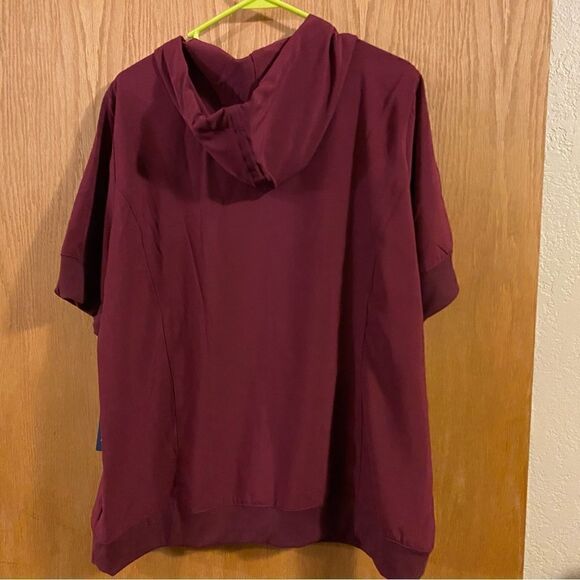 Easy Stretch short sleeved, hooded nursing uniform top, size XL. (S93) - Picture 2 of 5